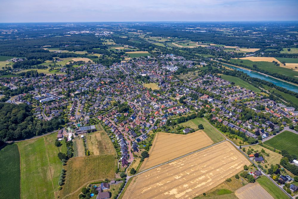 Aerial image Hünxe - City area with outside districts and inner city area in the district Krudenburg in Huenxe at Ruhrgebiet in the state North Rhine-Westphalia, Germany