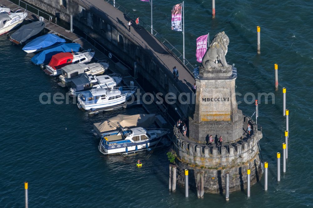 Aerial photograph Lindau (Bodensee) - Tourist attraction of the historic monument Bayerischer Loewe on street Roemerschanze in the district Insel in Lindau (Bodensee) at Bodensee in the state Bavaria, Germany