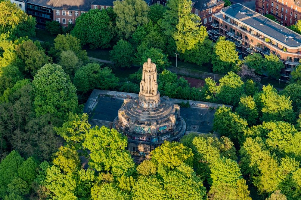 Aerial image Hamburg - Attraction and tourist attraction of the historical monument Bismarck Memorial Age Elbpark at Seewartenstrasse in Hamburg