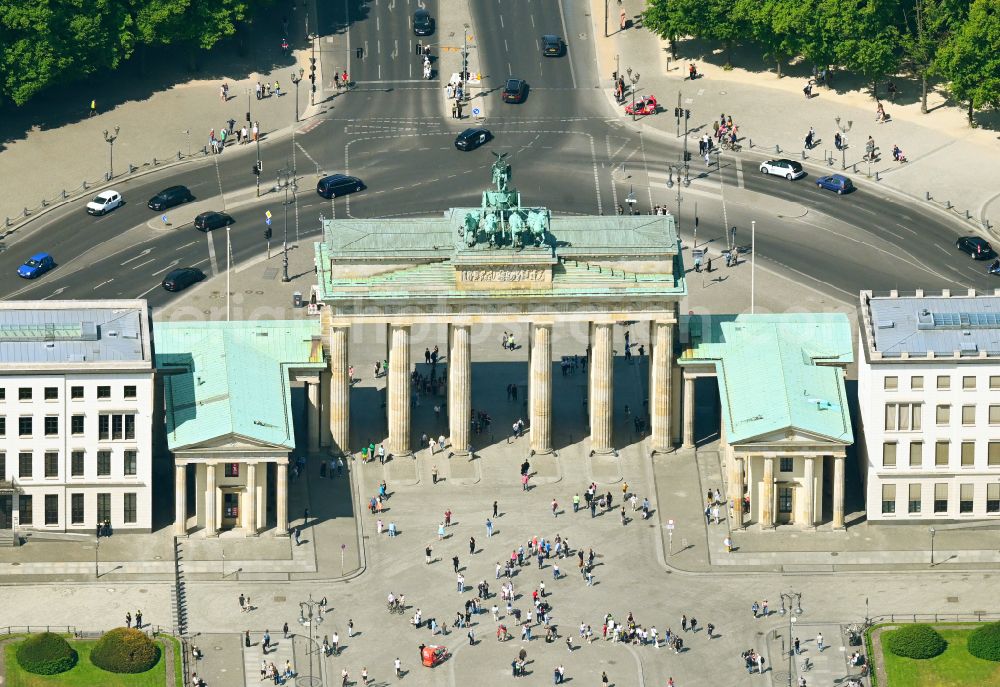 Berlin from the bird's eye view: Tourist attraction of the historic monument Brandenburger Tor on Pariser Platz - Unter den Linden in the district Mitte in Berlin, Germany