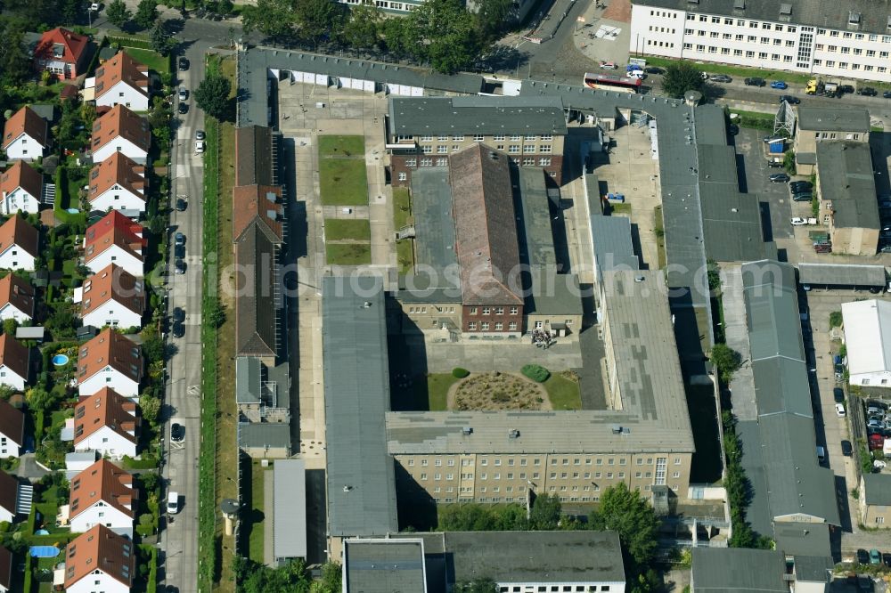 Aerial photograph Berlin - Tourist attraction of the historic monument Gedenkstaette Berlin-Hohenschoenhausen Genslerstrasse in the district Alt-Hohenschoenhausen in Berlin