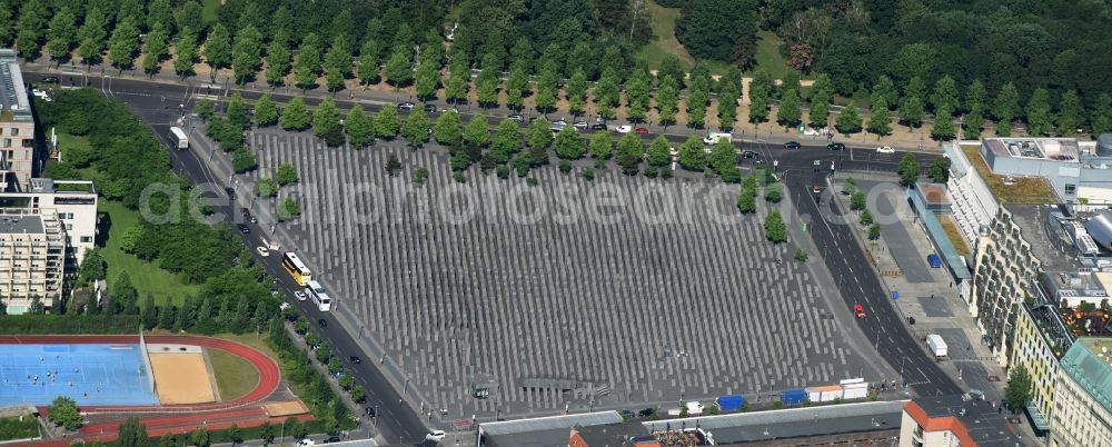 Berlin from the bird's eye view: Tourist attraction of the historic monument Holocaust Mahnmal an der Hannah-Arendt-Strasse in Berlin in Germany