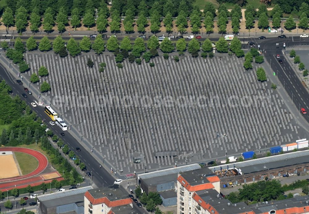 Aerial image Berlin - Tourist attraction of the historic monument Holocaust Mahnmal an der Hannah-Arendt-Strasse in Berlin in Germany