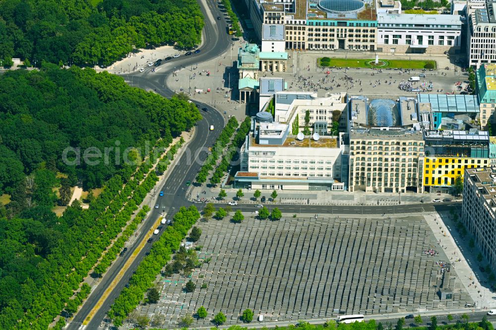 Berlin from the bird's eye view: Tourist attraction of the historic monument Holocaust Mahnmal an der Hannah-Arendt-Strasse in the district Mitte in Berlin in Germany