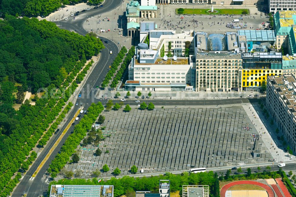 Aerial image Berlin - Tourist attraction of the historic monument Holocaust Mahnmal an der Hannah-Arendt-Strasse in the district Mitte in Berlin in Germany