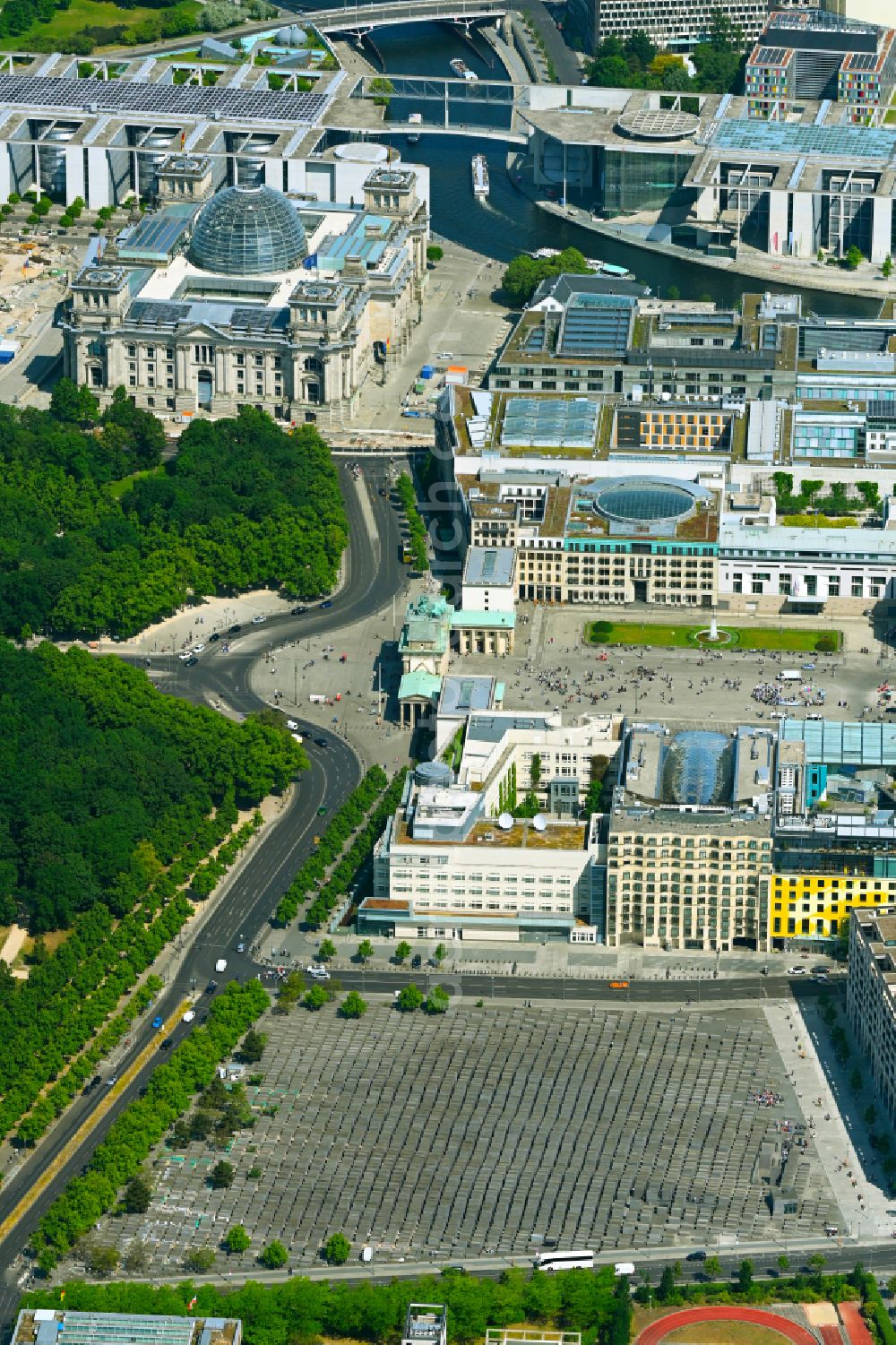 Aerial photograph Berlin - Tourist attraction of the historic monument Holocaust Mahnmal an der Hannah-Arendt-Strasse in the district Mitte in Berlin in Germany