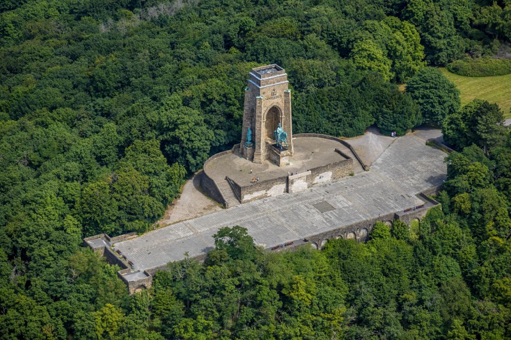 Aerial image Dortmund - Tourist attraction of the historic monument Kaiser-Wilhelm-Denkmal in the district Hoerde in Dortmund at Ruhrgebiet in the state North Rhine-Westphalia