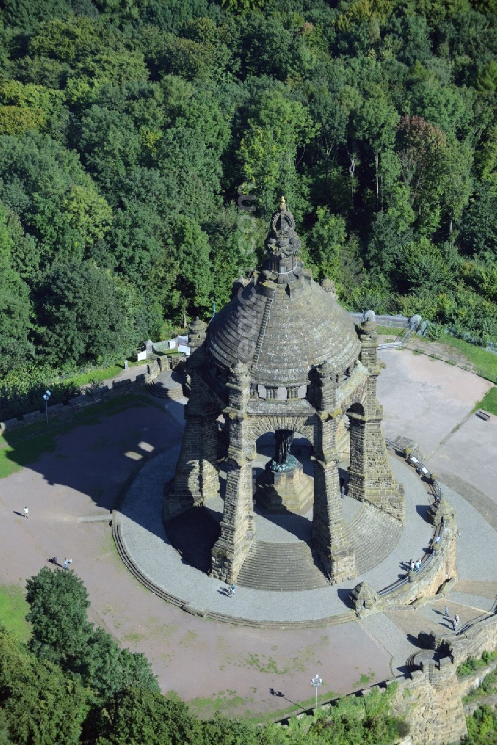 Aerial image Porta Westfalica - Tourist attraction of the historic monument Kaiser-Wilhelm-Denkmal in Porta Westfalica in the state North Rhine-Westphalia