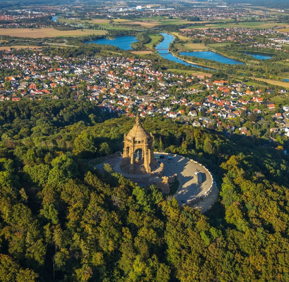 Aerial photograph Porta Westfalica - Tourist attraction of the historic monument Kaiser-Wilhelm-Denkmal in Porta Westfalica in the state North Rhine-Westphalia, Germany