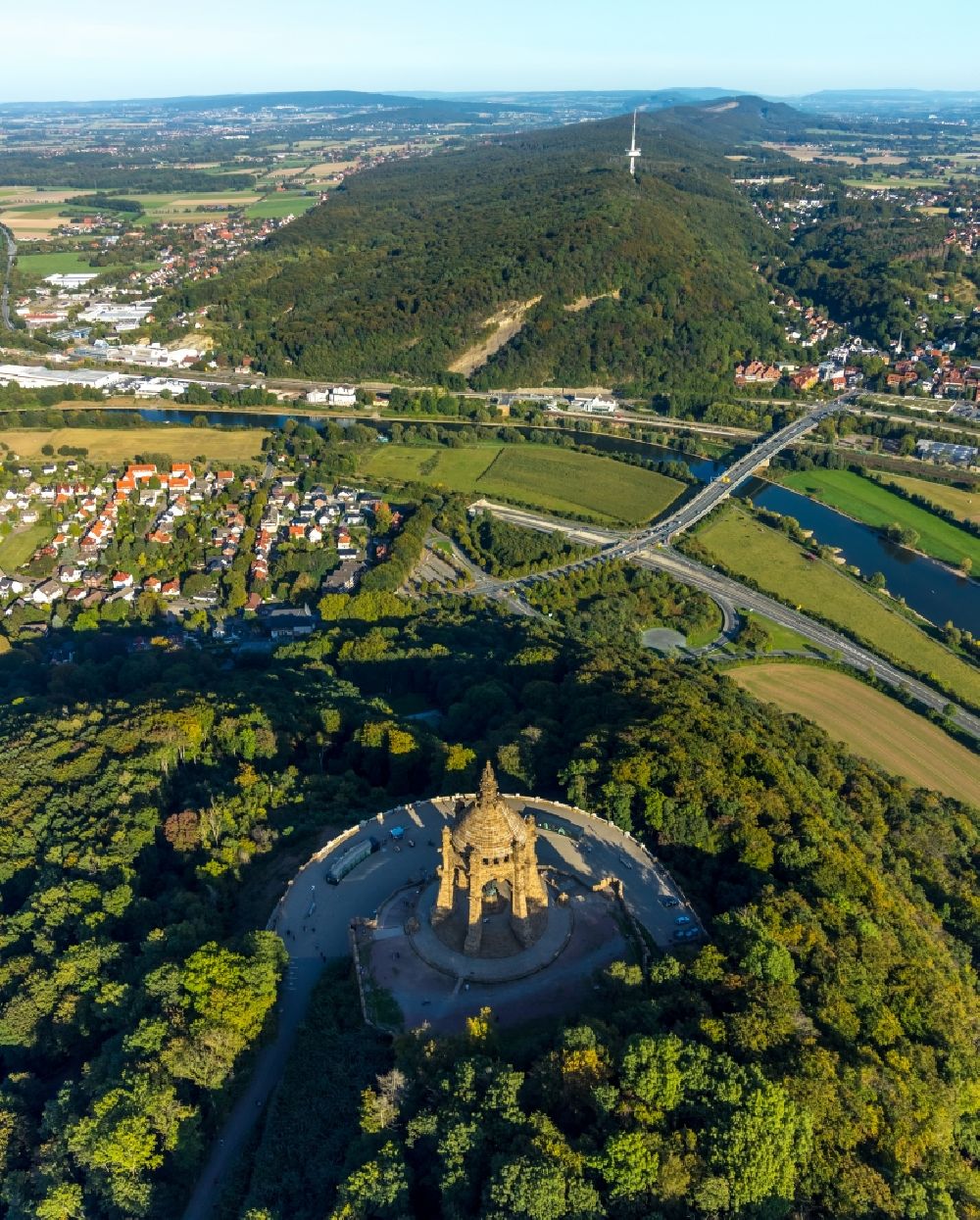 Aerial image Porta Westfalica - Tourist attraction of the historic monument Kaiser-Wilhelm-Denkmal in Porta Westfalica in the state North Rhine-Westphalia, Germany