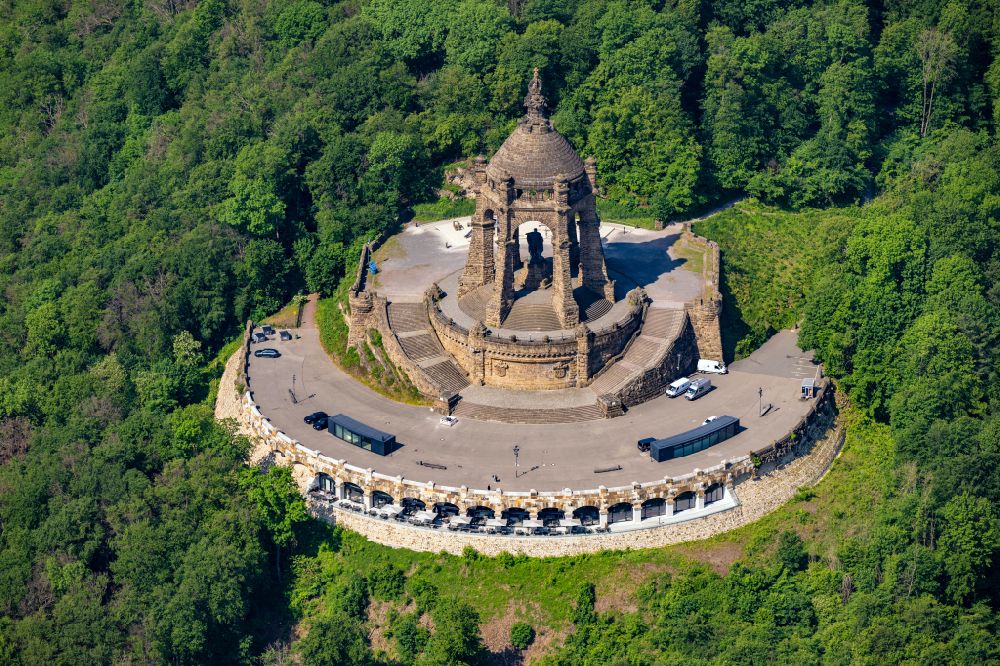 Aerial photograph Porta Westfalica - Tourist attraction of the historic monument Kaiser-Wilhelm-Denkmal in Porta Westfalica in the state North Rhine-Westphalia, Germany
