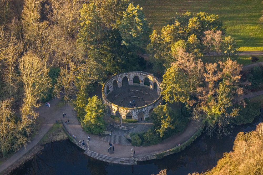 Aerial photograph Gladbeck - attraction and tourist attraction of the historical monument war memorial in Wittringer Park in Gladbeck at Ruhrgebiet in North Rhine-Westphalia