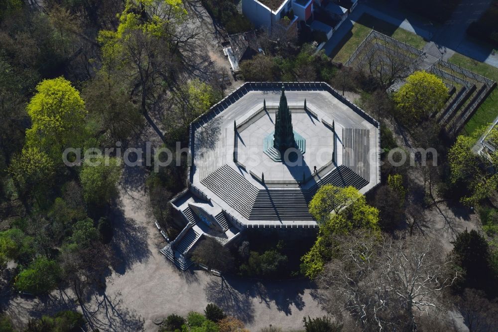 Aerial photograph Berlin - Tourist attraction of the historic monument Nationaldenkmal for the Befreiungskriege in Viktoriapark in the district Kreuzberg in Berlin, Germany