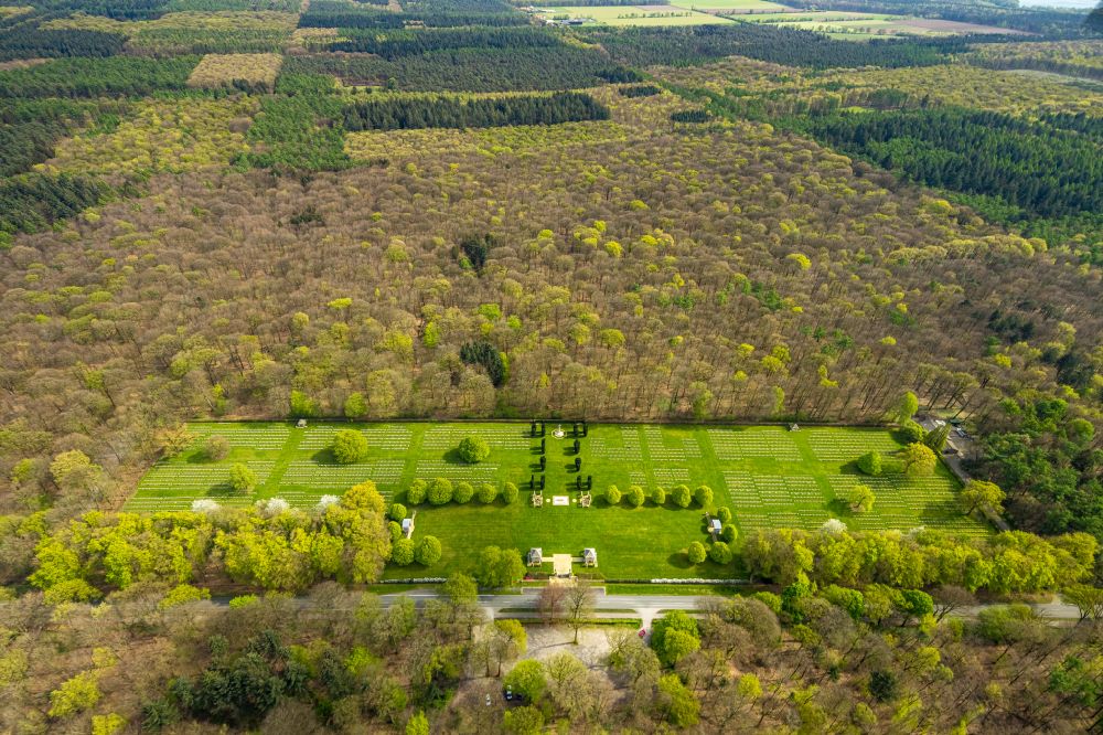Aerial image Kleve - Sight and tourist attraction of the historical monument and war cemetery in the forest area Reichswald Forest War Cemetery on Grunewaldstrasse in Kleve in the federal state of North Rhine-Westphalia, Germany