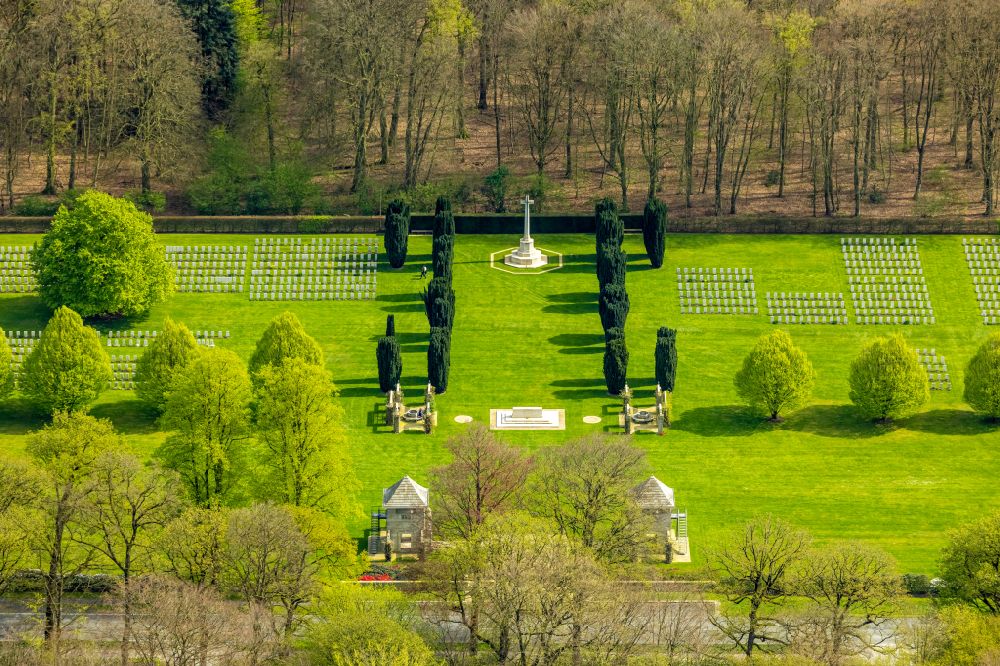 Aerial image Kleve - Sight and tourist attraction of the historical monument and war cemetery in the forest area Reichswald Forest War Cemetery on Grunewaldstrasse in Kleve in the federal state of North Rhine-Westphalia, Germany