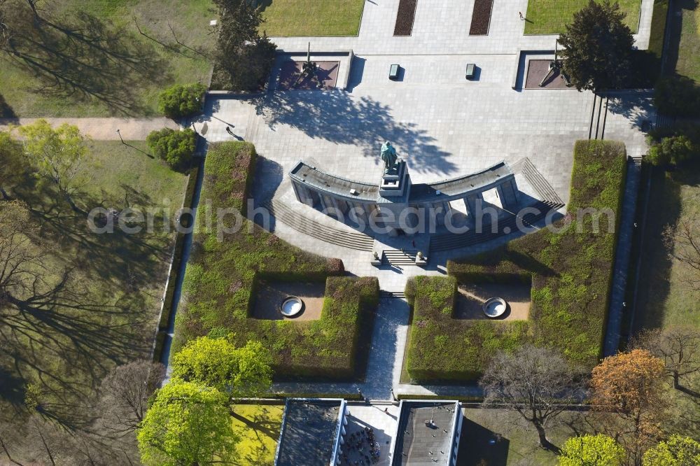 Berlin from above - Tourist attraction of the historic monument Sowjetisches Ehrenmal in the district Tiergarten in Berlin, Germany