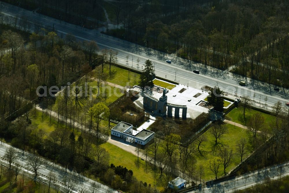 Aerial photograph Berlin - Tourist attraction of the historic monument Sowjetisches Ehrenmal in the district Tiergarten in Berlin, Germany