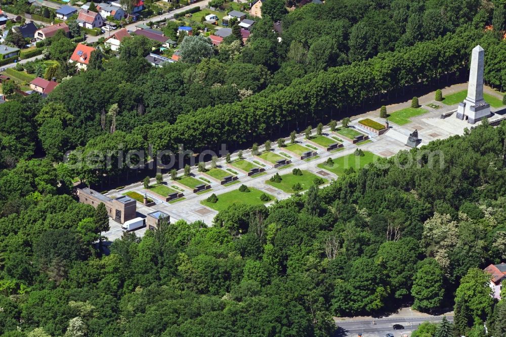 Berlin from the bird's eye view: Tourist attraction of the historic monument Sowjetisches Ehrenmal in Park of Schoenholzer Heide in the district Wilhelmsruh in Berlin, Germany