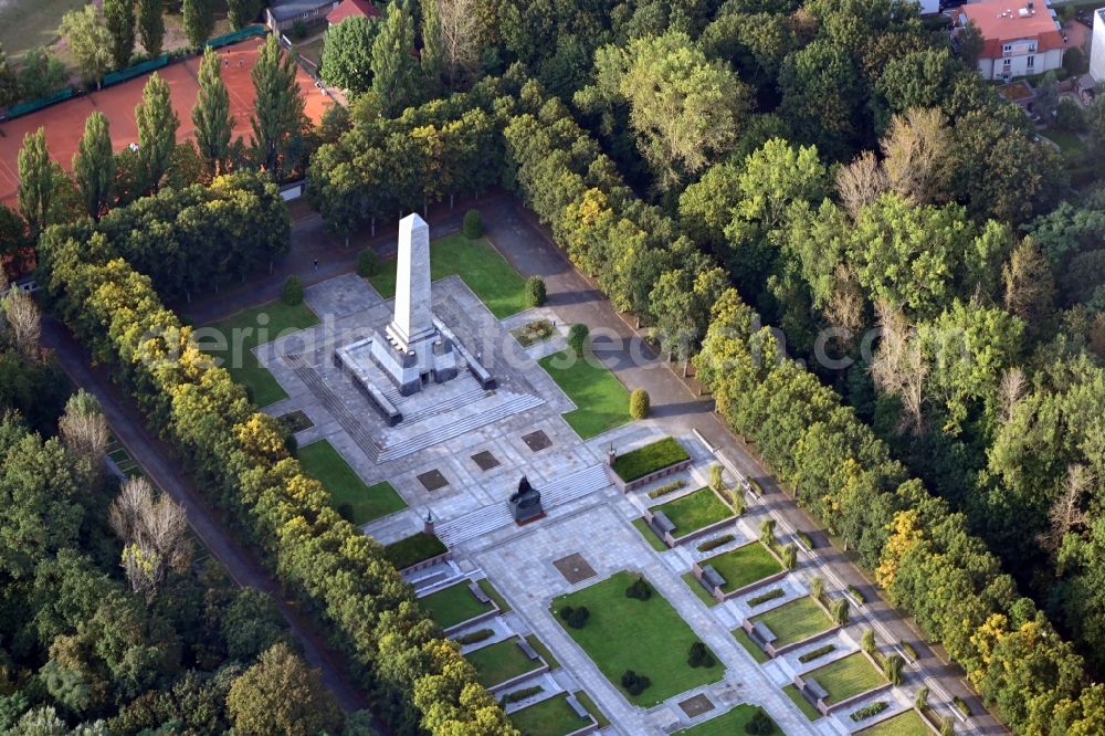 Berlin from the bird's eye view: Sight and tourism attraction of the historical monument Soviet - Russian memorial in the park of Schoenholzer Heide on Germanenstrasse in the district Wilhelmsruh in Berlin, Germany