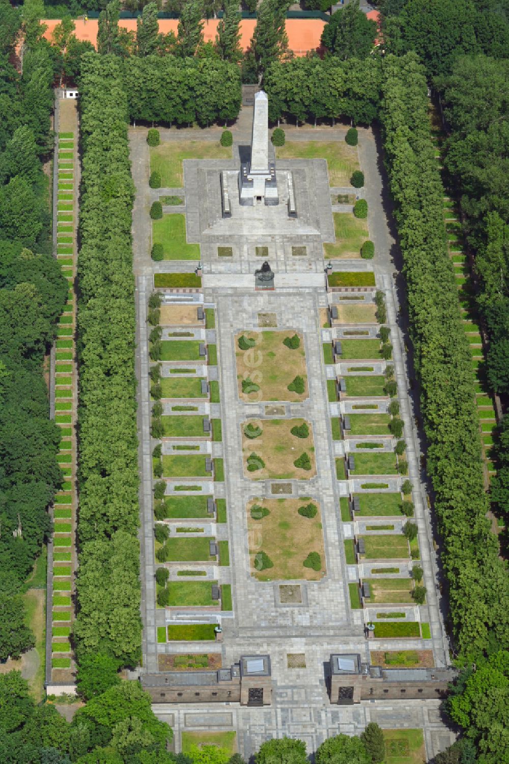 Aerial image Berlin - Sight and tourism attraction of the historical monument Soviet - Russian memorial in the park of Schoenholzer Heide on Germanenstrasse in the district Wilhelmsruh in Berlin, Germany