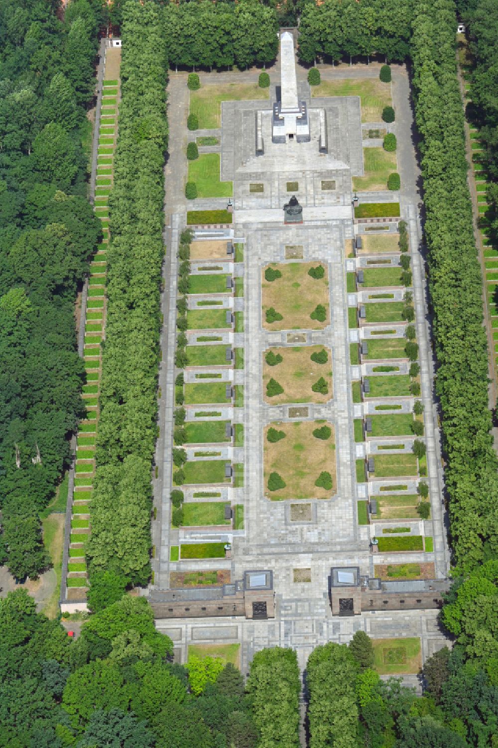 Aerial photograph Berlin - Sight and tourism attraction of the historical monument Soviet - Russian memorial in the park of Schoenholzer Heide on Germanenstrasse in the district Wilhelmsruh in Berlin, Germany