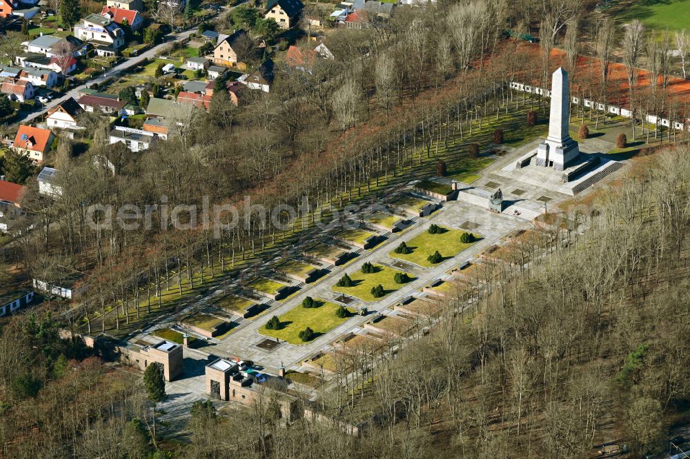 Aerial photograph Berlin - Sight and tourism attraction of the historical monument Soviet - Russian memorial in the park of Schoenholzer Heide on Germanenstrasse in the district Wilhelmsruh in Berlin, Germany