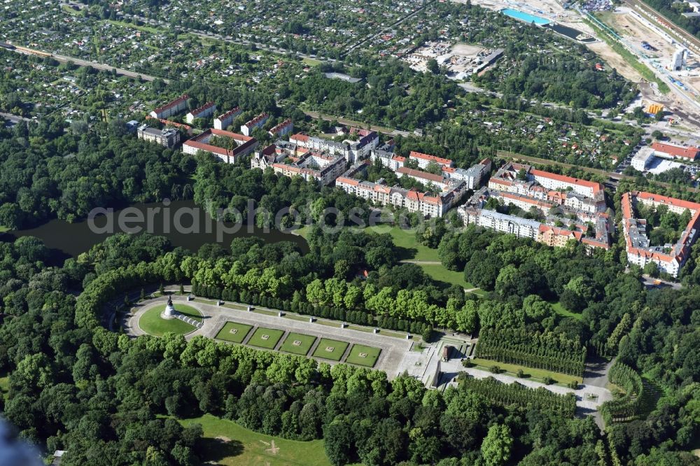 Aerial photograph Berlin - Tourist attraction of the historic monument Sowjetisches Ehrenmal Treptow in Berlin, Germany