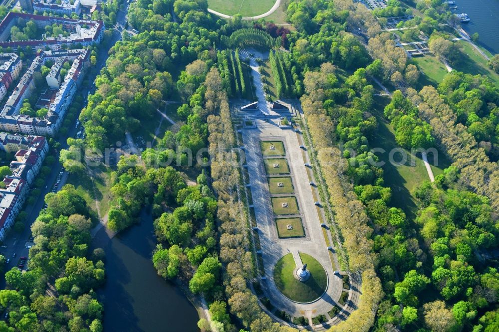 Berlin from above - Tourist attraction of the historic monument Sowjetisches Ehrenmal Treptow in Berlin, Germany
