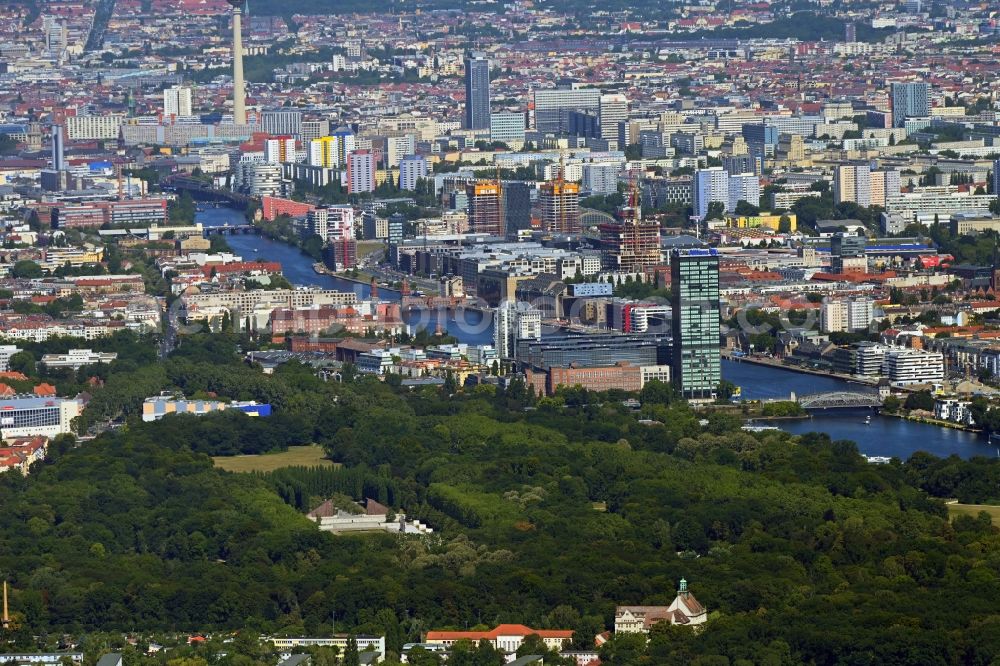 Aerial photograph Berlin - Tourist attraction of the historic monument Sowjetisches Ehrenmal Treptow in Berlin, Germany