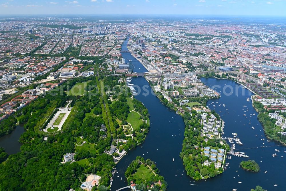 Aerial image Berlin - Tourist attraction of the historic monument Sowjetisches Ehrenmal Treptow in Berlin, Germany
