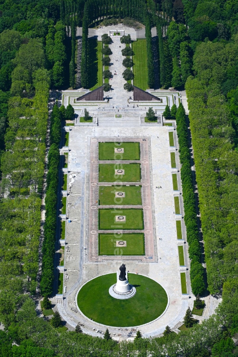 Aerial image Berlin - Tourist attraction of the historic monument Sowjetisches Ehrenmal Treptow in Berlin, Germany