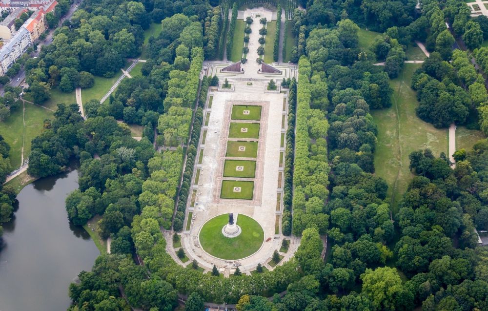 Berlin from above - Tourist attraction of the historic monument Sowjetisches Ehrenmal Treptow in Berlin, Germany
