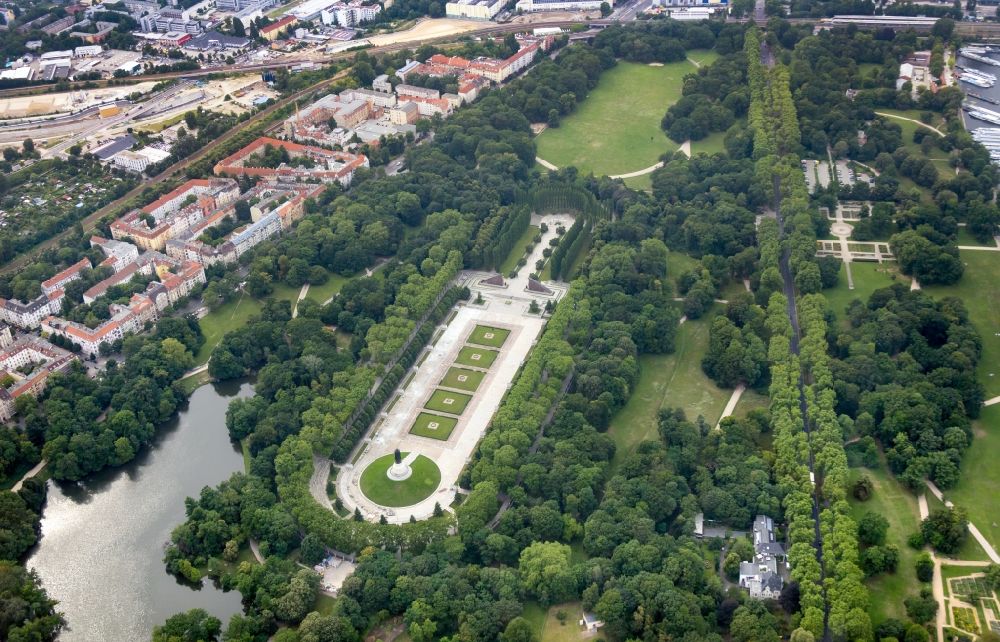 Berlin from the bird's eye view: Tourist attraction of the historic monument Sowjetisches Ehrenmal Treptow in Berlin, Germany
