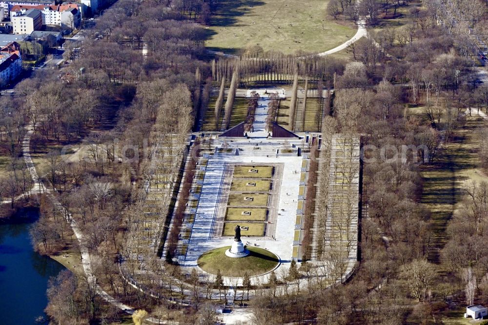 Berlin from the bird's eye view: Tourist attraction of the historic monument Sowjetisches Ehrenmal Treptow in Berlin, Germany