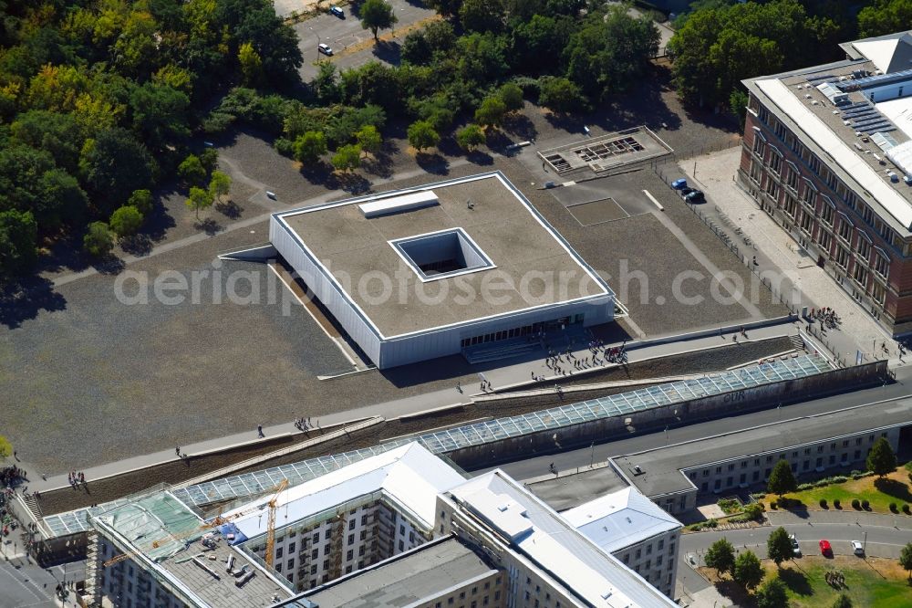 Aerial photograph Berlin - Tourist attraction of the historic monument Topographie of Terrors on Niederkirchnerstrasse in the district Kreuzberg in Berlin, Germany