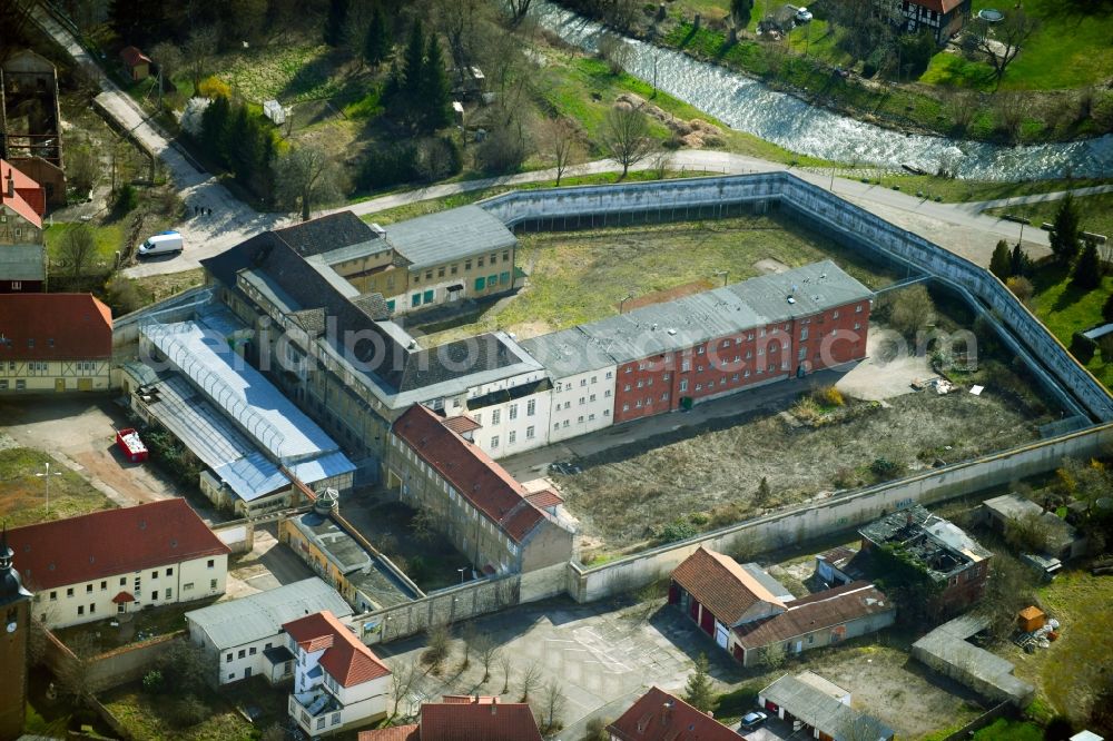 Aerial image Ichtershausen - Prison site and security fence of the former youth correctional facility on the site of an old Cistercian monastery in Ichtershausen in the state of Thuringia, Germany