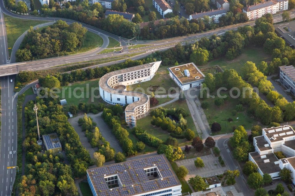 Speyer from the bird's eye view: Curved Building complex of the Pedagogic Landesinstitut Rheinland-Pfalz in Speyer in the state Rhineland-Palatinate, Germany