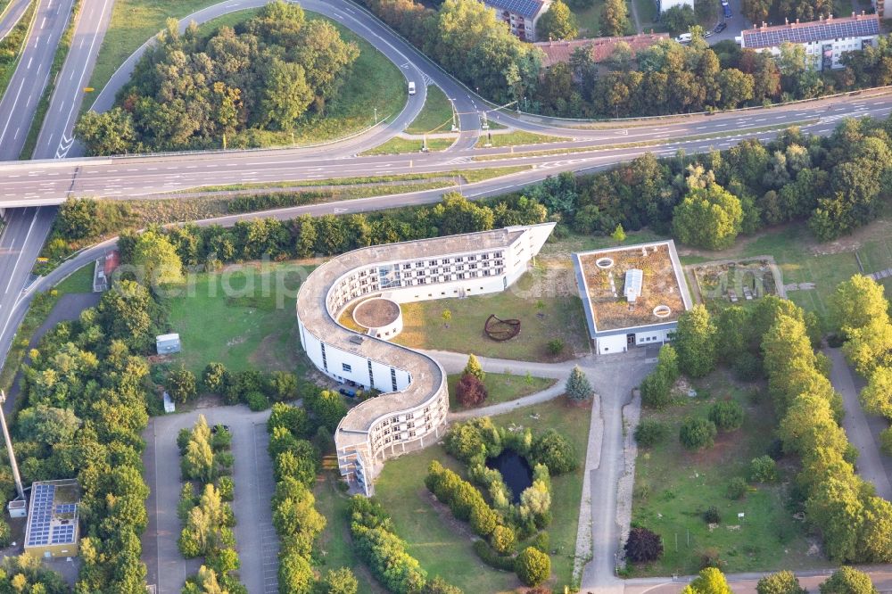 Aerial photograph Speyer - Curved Building complex of the Pedagogic Landesinstitut Rheinland-Pfalz in Speyer in the state Rhineland-Palatinate, Germany