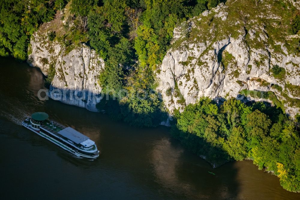 Kelheim from the bird's eye view: Rock massif and rock formation Peter and Paul Felsen on river danube in Kelheim in the state Bavaria, Germany