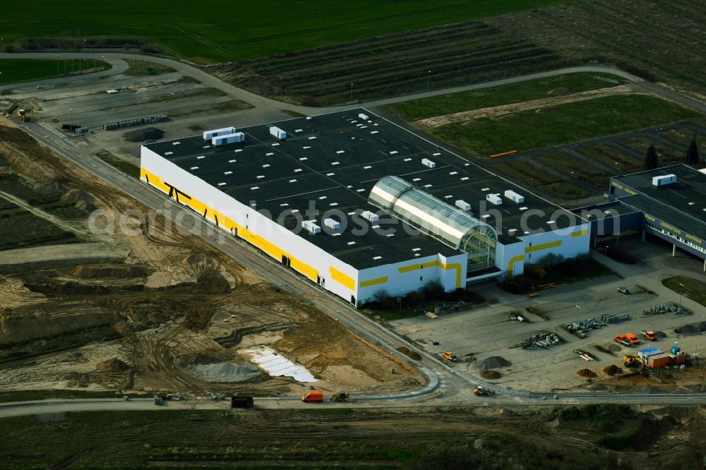 Aerial photograph Schkeuditz - Industrial estate and company settlement of Airportpark Leipzig-Halle with former furniture shop An der Autobahn in the district Doelzig in Schkeuditz in the state Saxony, Germany