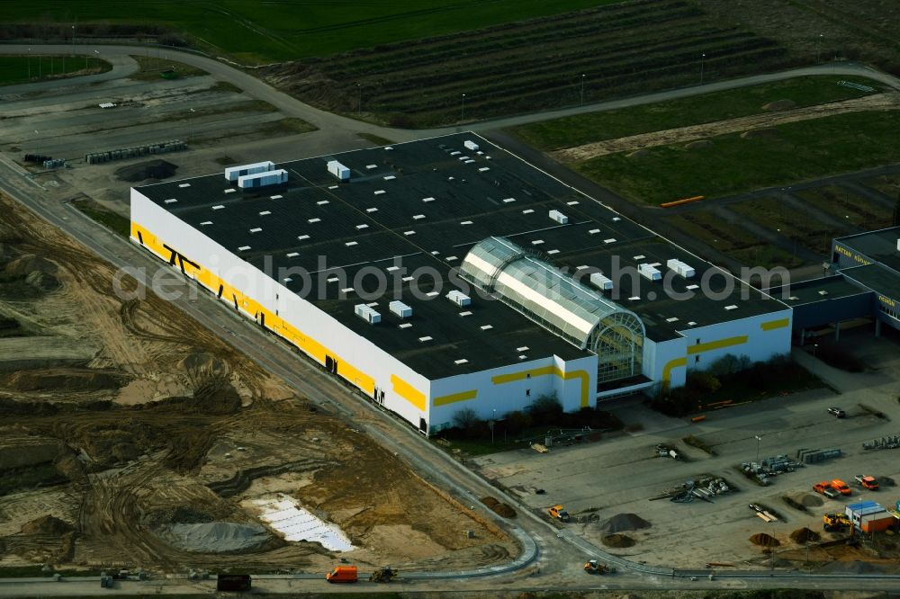 Schkeuditz from above - Industrial estate and company settlement of Airportpark Leipzig-Halle with former furniture shop An der Autobahn in the district Doelzig in Schkeuditz in the state Saxony, Germany
