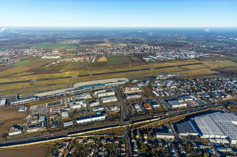 Aerial photograph Holzwickede - Industrial estate and company settlement overlooking the airport in the district Brackel in Holzwickede in the state North Rhine-Westphalia, Germany