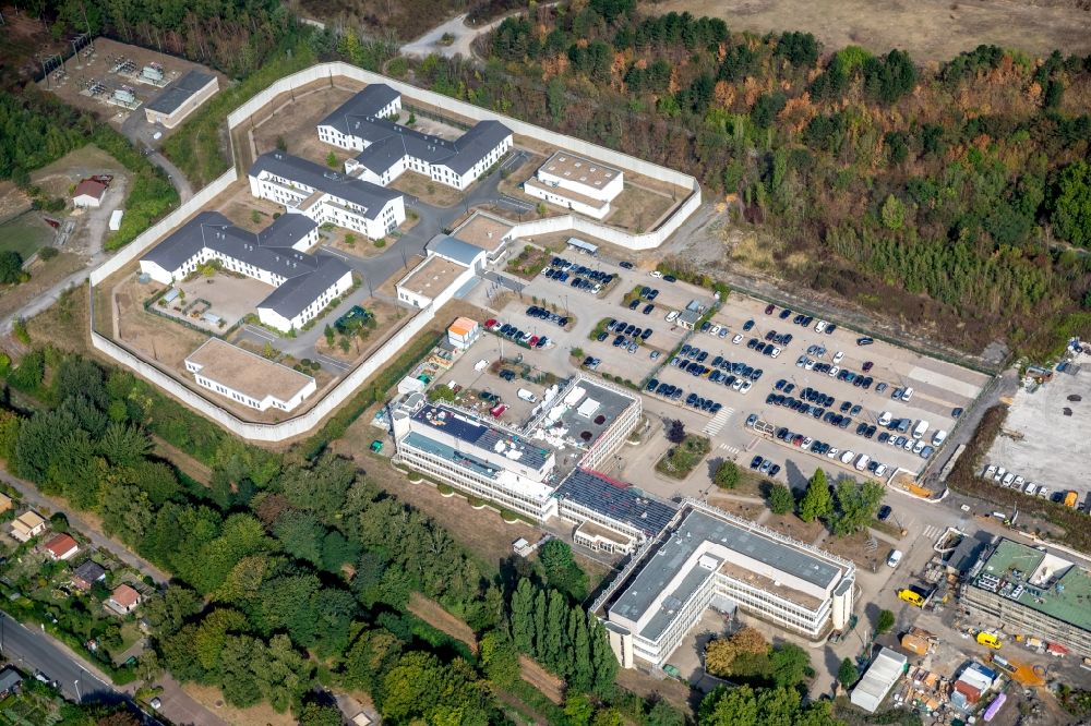 Aerial image Herne - Industrial estate and company settlement overlooking the buildings of the FABERG Normenausschuss Bergbau, the LWL-Massregelvollzugsklinik Herne and the correctional institution Herne in the district Gelsenkirchen-Mitte in Herne in the state North Rhine-Westphalia, Germany