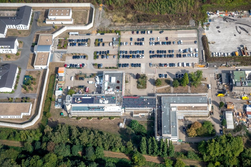 Aerial photograph Herne - Industrial estate and company settlement overlooking the buildings of the FABERG Normenausschuss Bergbau, the LWL-Massregelvollzugsklinik Herne and the correctional institution Herne in the district Gelsenkirchen-Mitte in Herne in the state North Rhine-Westphalia, Germany
