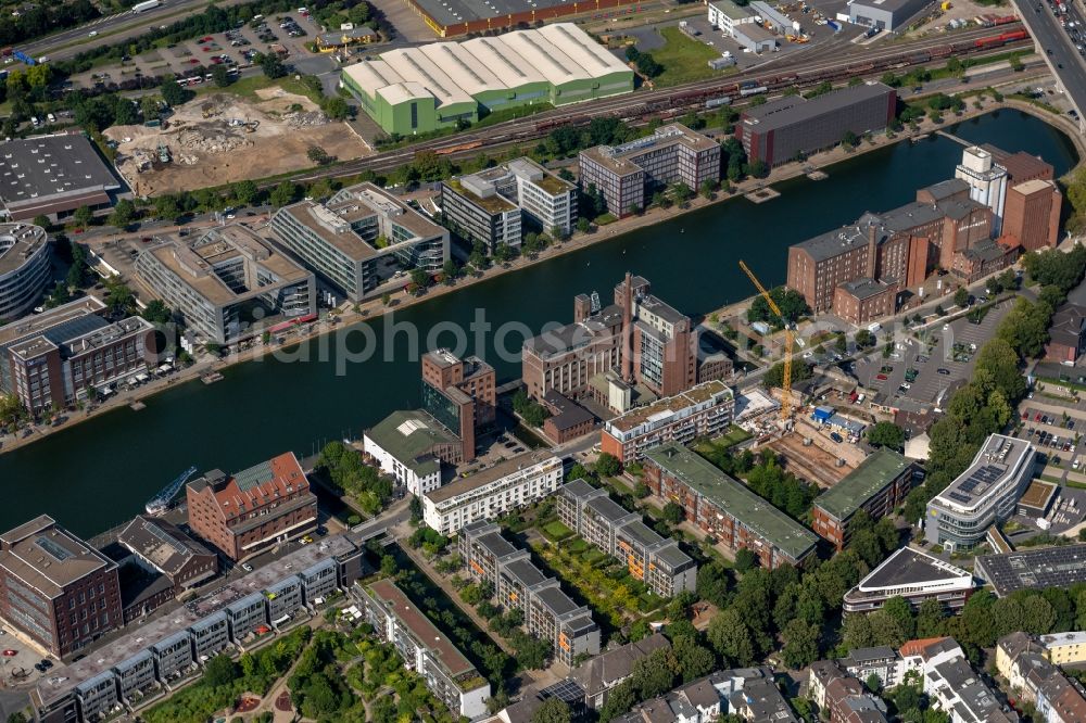 Duisburg from the bird's eye view: Commercial area and company settlement with a view of the business buildings on the bank of the inner harbor in the district Kasslerfeld in Duisburg in the Ruhr area in the state North Rhine-Westphalia, Germany