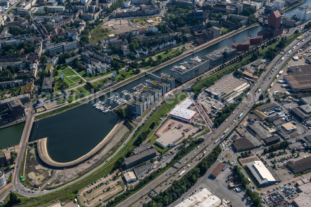 Aerial image Duisburg - Commercial area and company settlement with a view of the business buildings on the bank of the inner harbor in the district Kasslerfeld in Duisburg in the Ruhr area in the state North Rhine-Westphalia, Germany