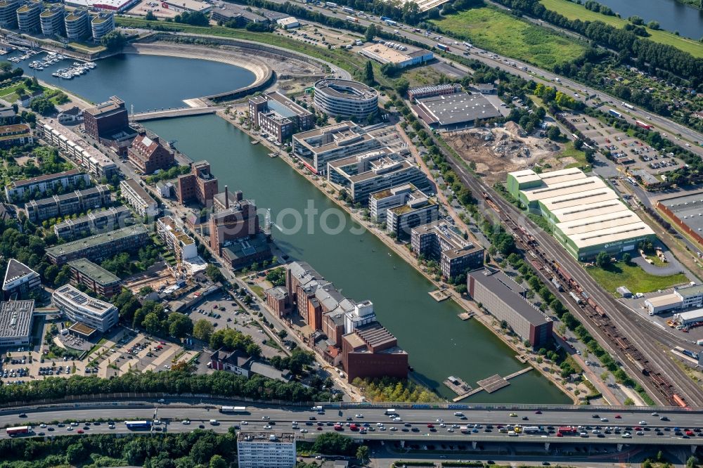 Aerial image Duisburg - Commercial area and company settlement with a view of the business buildings on the bank of the inner harbor in the district Kasslerfeld in Duisburg in the Ruhr area in the state North Rhine-Westphalia, Germany