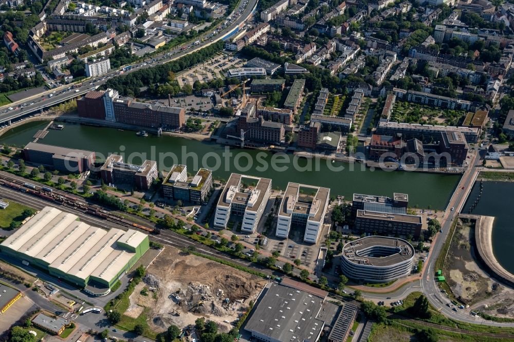 Aerial photograph Duisburg - Commercial area and company settlement with a view of the business buildings on the bank of the inner harbor in the district Kasslerfeld in Duisburg in the Ruhr area in the state North Rhine-Westphalia, Germany