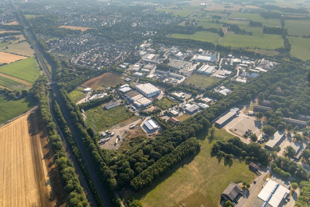 Aerial photograph Ahlen - Industrial estate and company settlement along the Bunsenstrasse - Kleiwellenfeld in Ahlen in the state North Rhine-Westphalia, Germany
