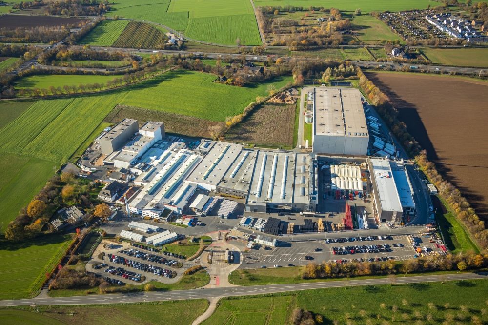 Moers from the bird's eye view: Industrial estate and company settlement along the Holderberger Strasse - Am Holtmannshof in the district Kapellen in Moers in the state North Rhine-Westphalia, Germany